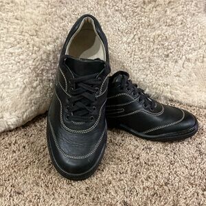 Tod’s men’s laced shoes size 6 US (Tod’s 5). Very Soft navy leather.